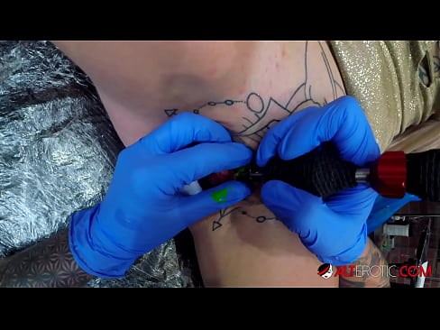 ❤️ Extremadamente tatuado hottie Sully Savage consiguió un tatuaje en su clítoris ❤❌ Video de sexo en es.epicpornvideos-com.ru ❌️
